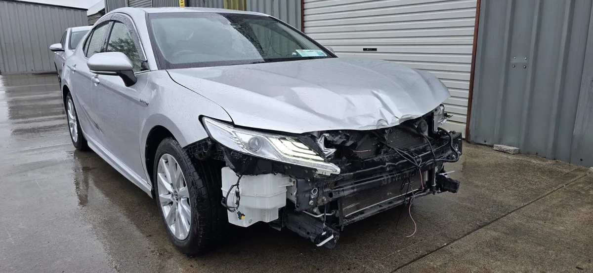 201 TOYOTA CAMRY HYBRID - Image 1