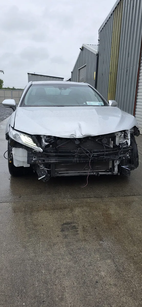 201 TOYOTA CAMRY HYBRID - Image 3
