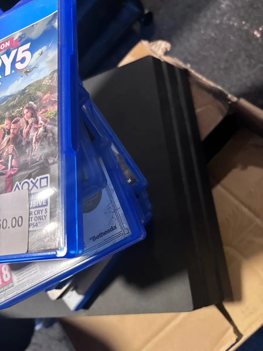 PS4 PRO and 12 GAMES - Image 2