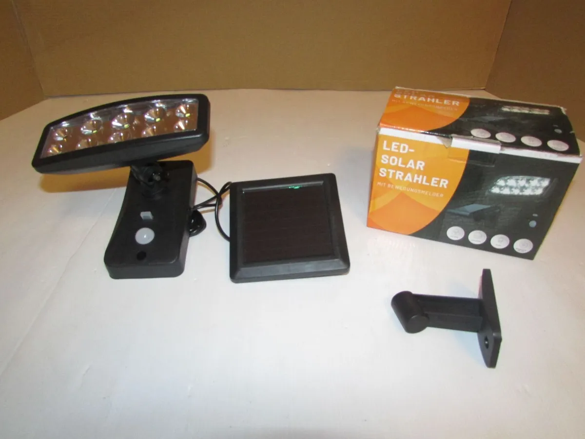 Led Solar Floodlight with Motion Sensor - Image 4