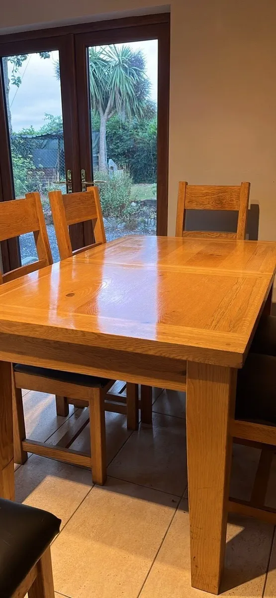 Table and 6 chairs - Image 1