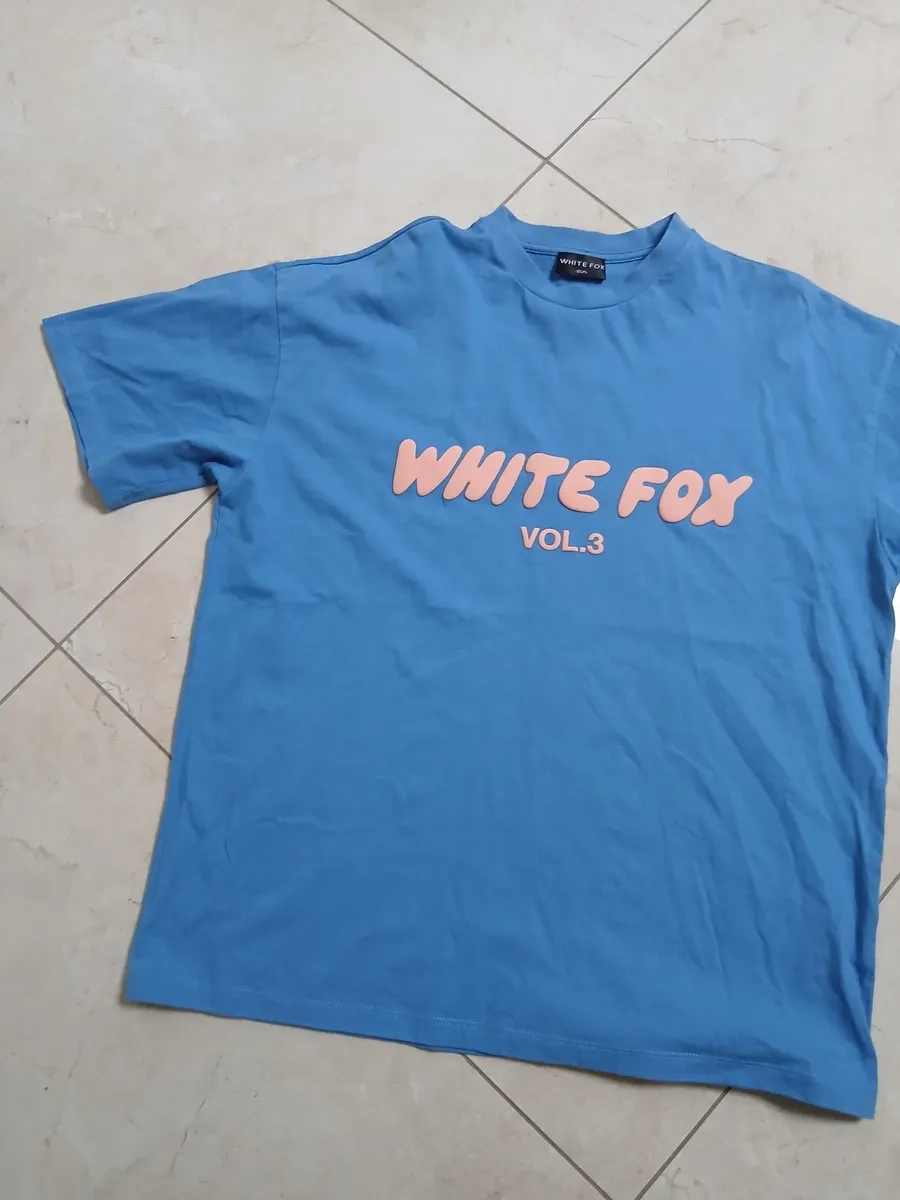 White fox sweatshirt and t shirt - Image 4