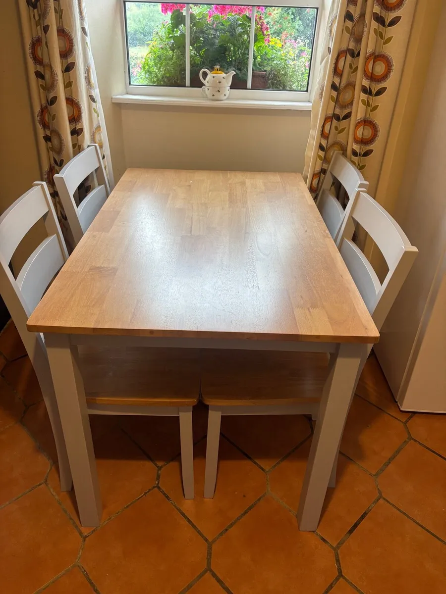 Table a chairs - Image 1