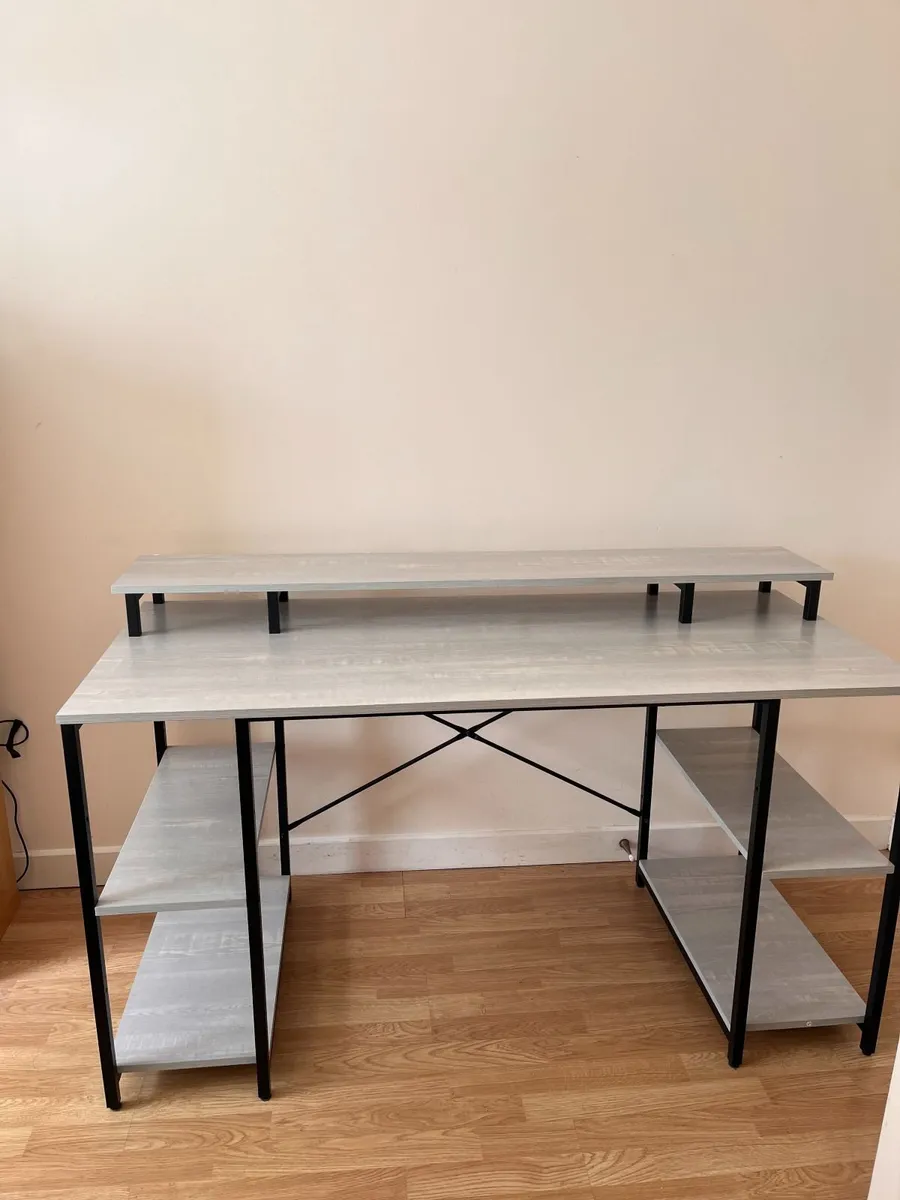 Desk in mint condition, sturdy and well designed - Image 1