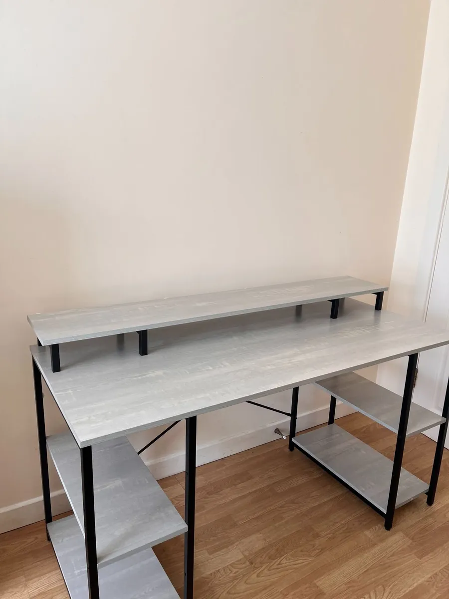 Desk in mint condition, sturdy and well designed - Image 2