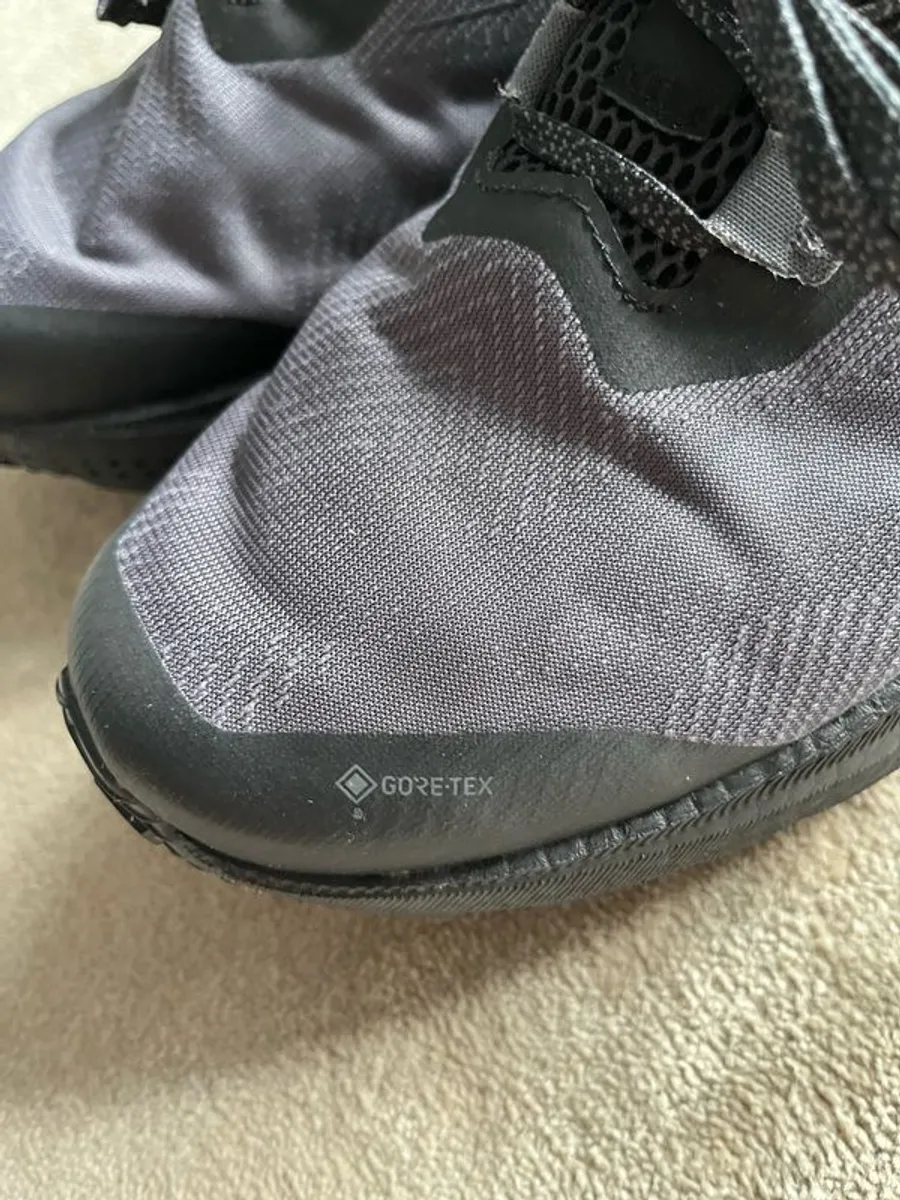 Salomon Gravel Gore-Tex Men's Trail Running Shoes. - Image 3