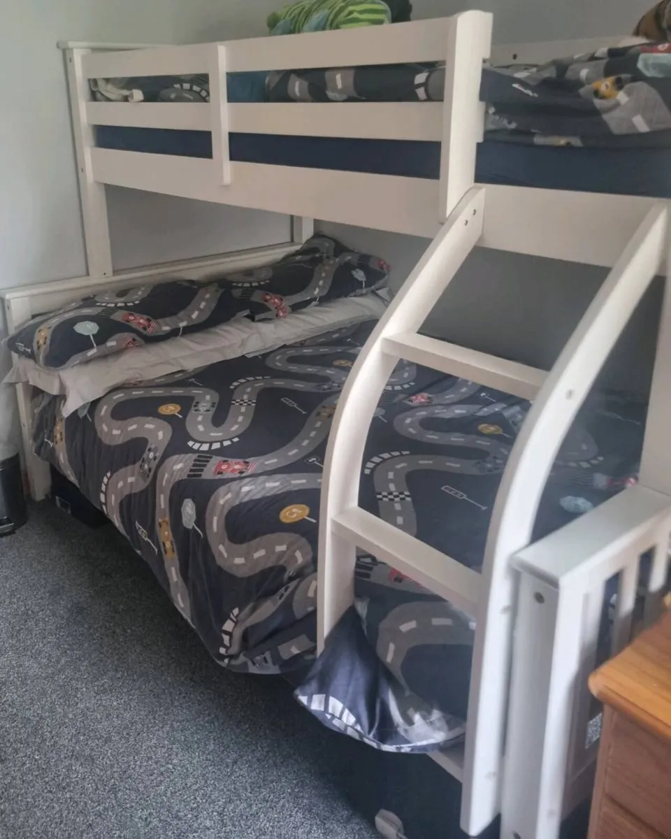 Triple bunk bed