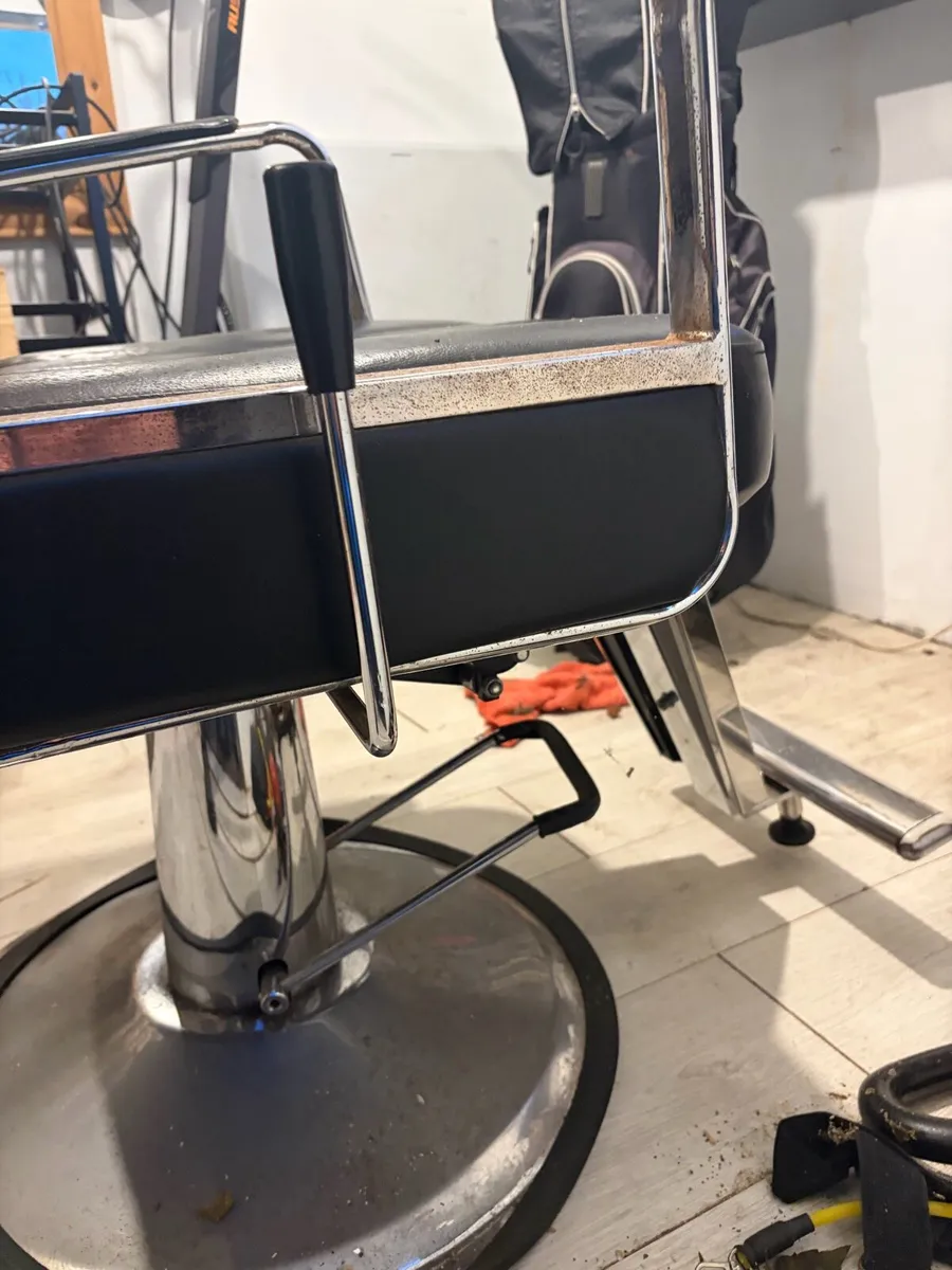 Barber chair - Image 1