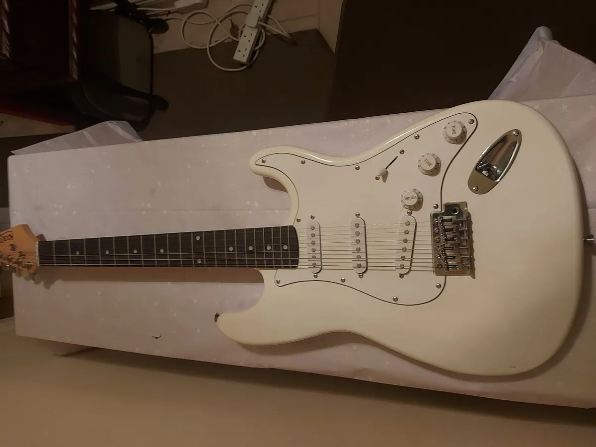Rocktile Electric Guitar and AMP Set new condition - Image 1