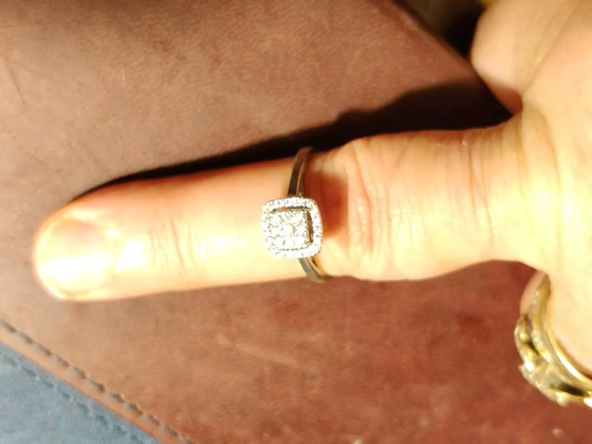 SQUARE DIAMOND, 9CT WHITE Gold New Dress Ring ! - Image 3