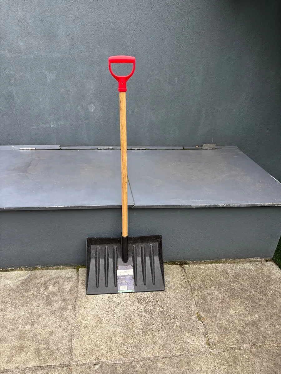 Snow shovel - Image 1