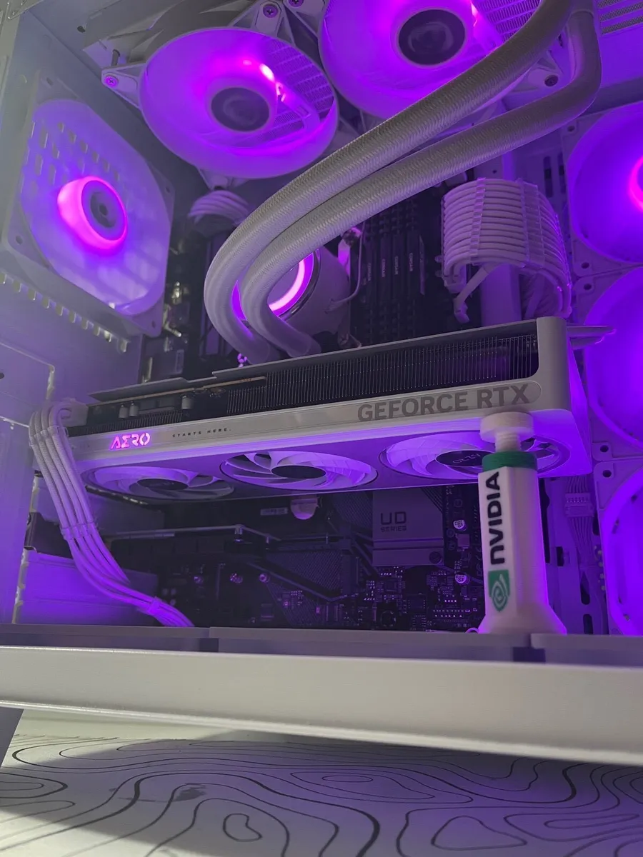 White custom gaming PC - Image 2