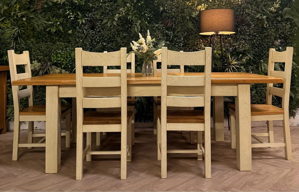 Extending oak kitchen table & 6 chairs - Image 1