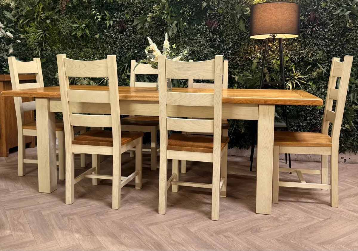 Extending oak kitchen table & 6 chairs - Image 2