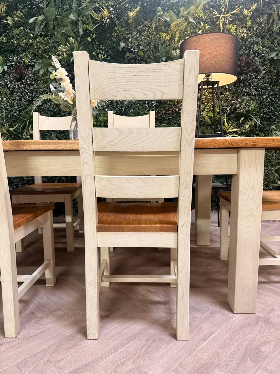 Extending oak kitchen table & 6 chairs - Image 3