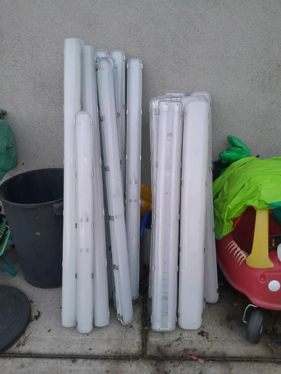 Light Fittings 5ft led corrosion proof - Image 1