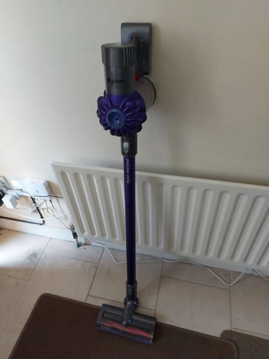 DYSON V6 Animal Vacuum Cleaner in excellent Condit - Image 1