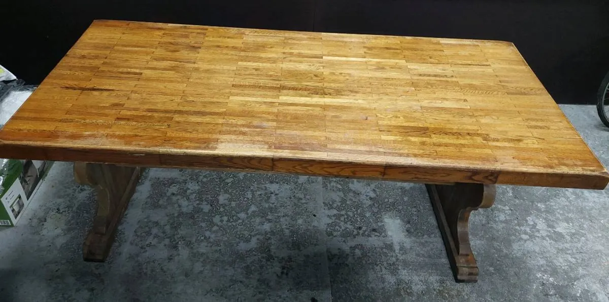 Dining table and 8 chairs - Image 1