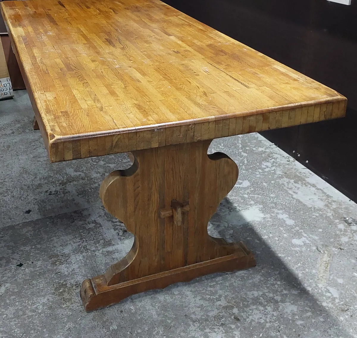 Dining table and 8 chairs - Image 2