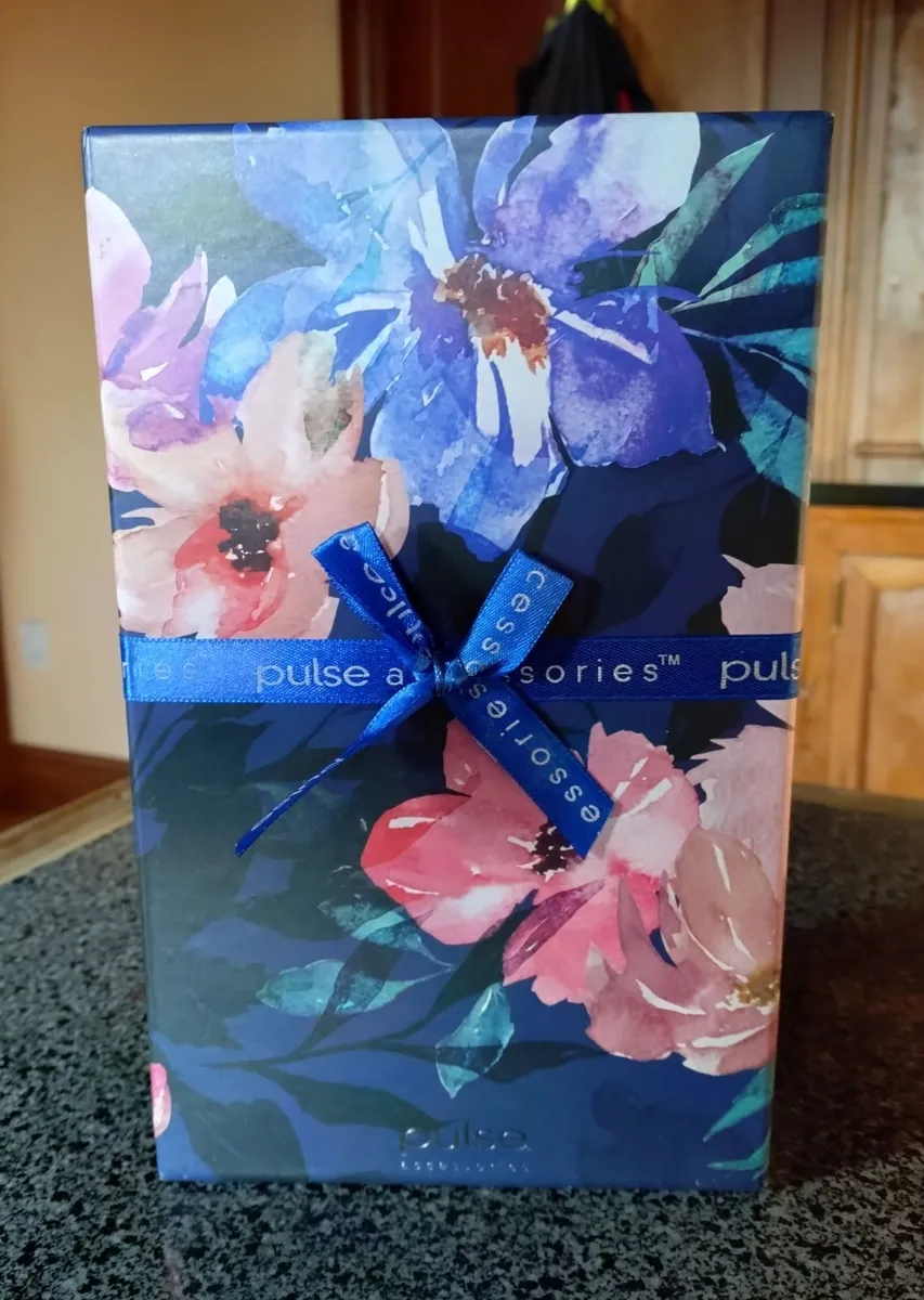 Pulse Accessories Pink Scarf In Box (brand New). - Image 2
