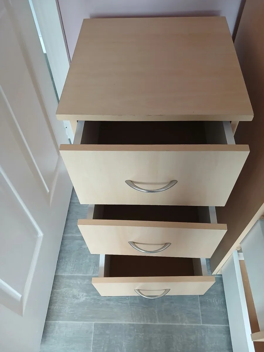 Wardrobe and locker - Image 3