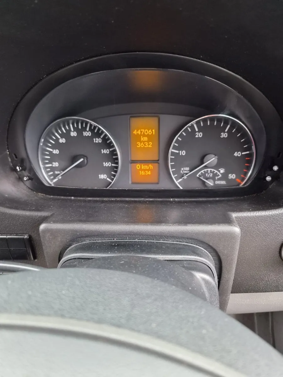 Mercedes-Benz Sprinter 2018 Crew Cab - Image 3