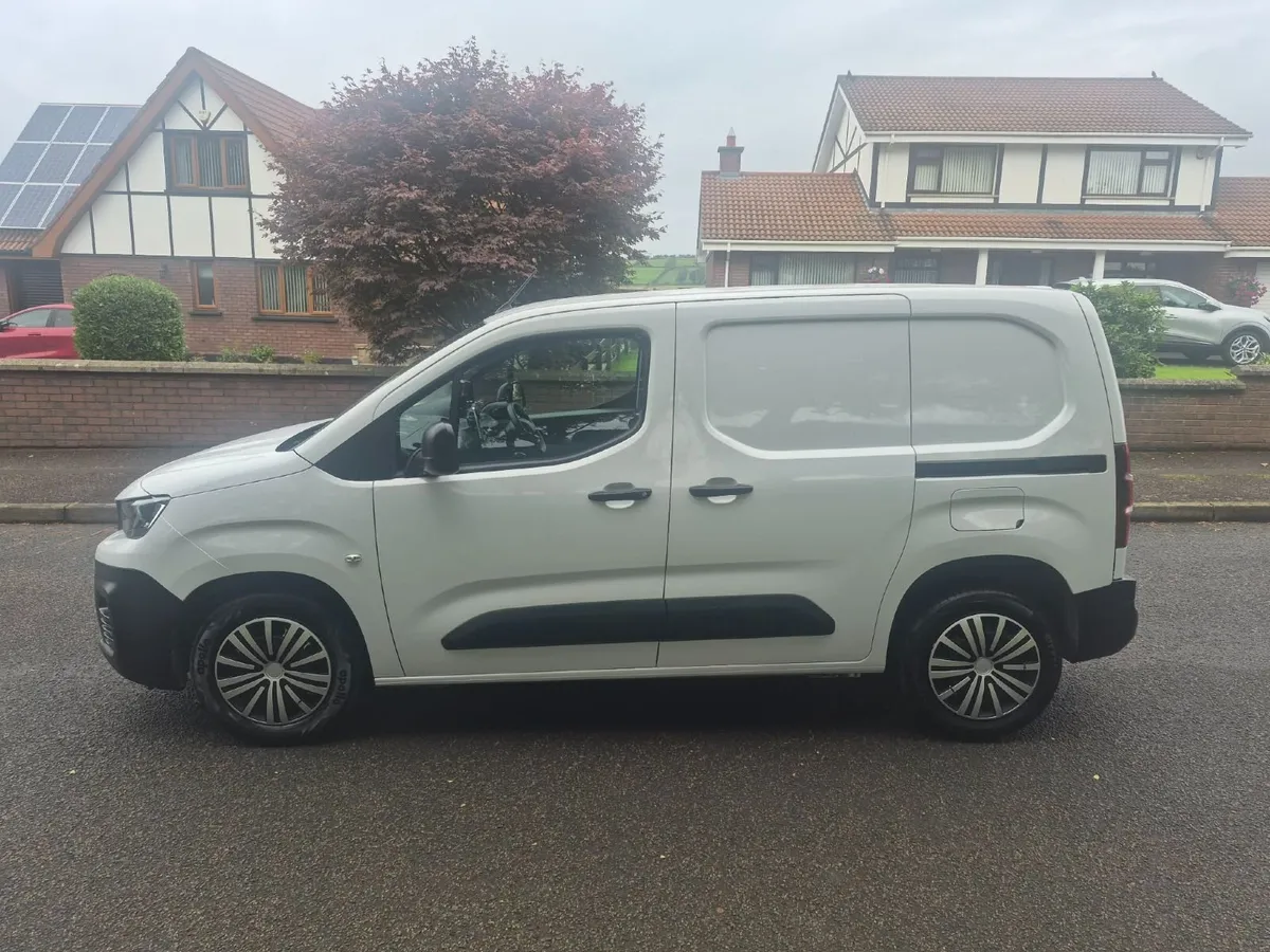 2023 Peugeot Partner Professional Prem+ 1.5 HDI - Image 2