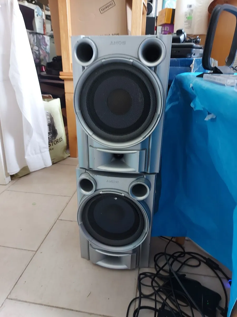 Sony Hifi Stereo System, Model HCD-EC55, 3 CD TRAY - Image 4