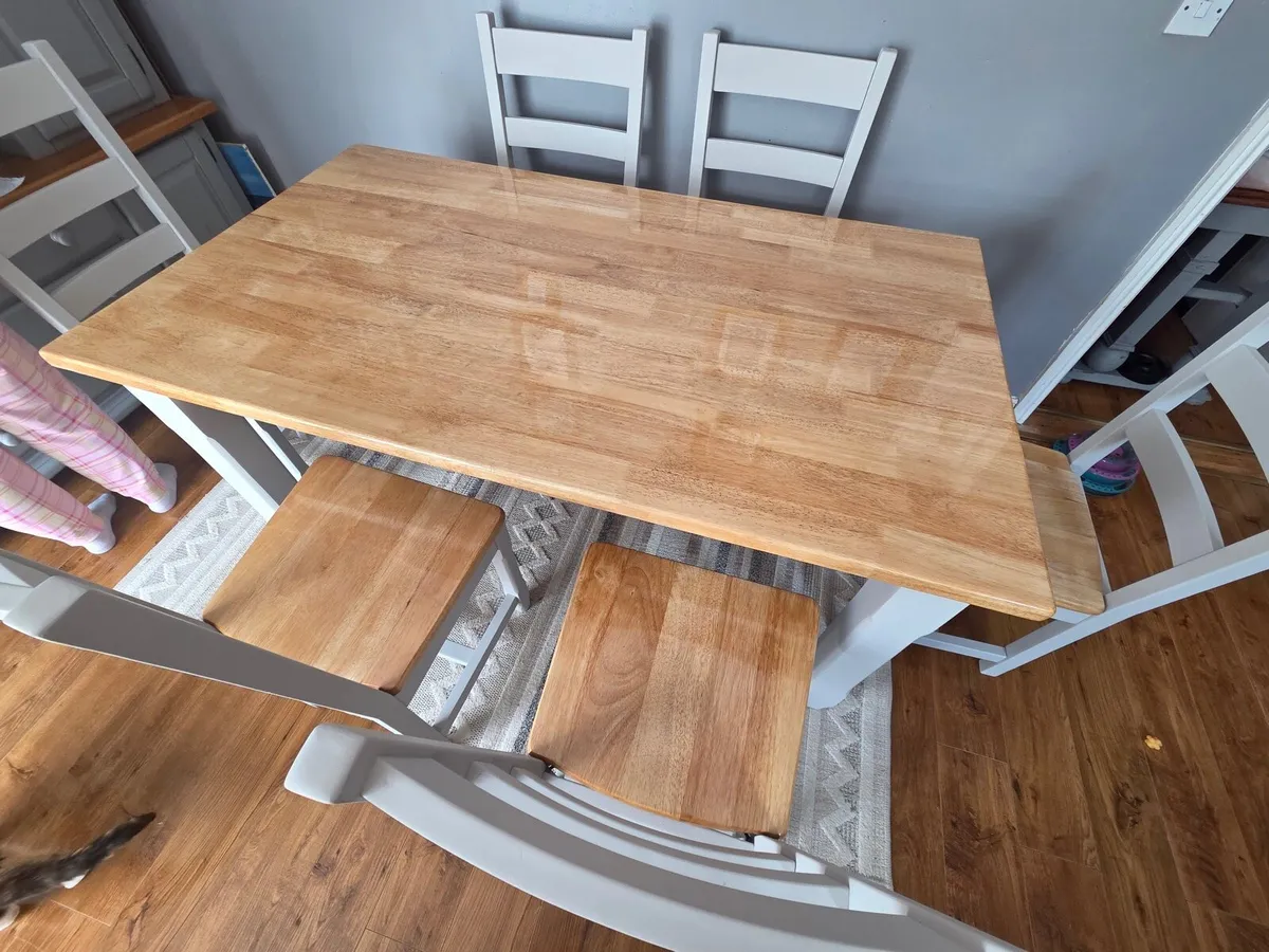 Table and chairs - Image 3