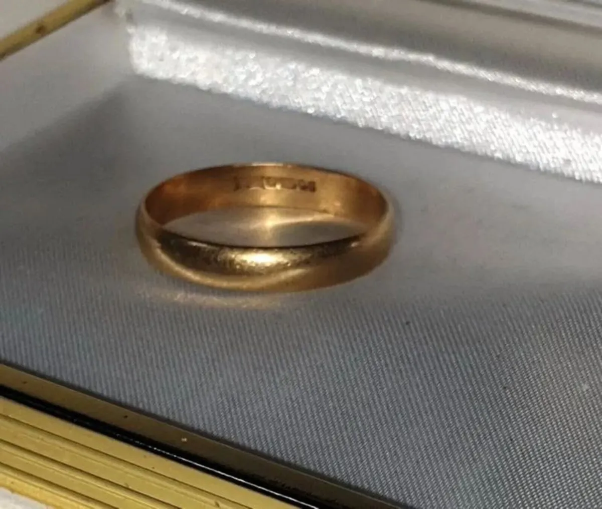 Pristine Vintage Unisex 18ct Gold Wedding Band - Image 4