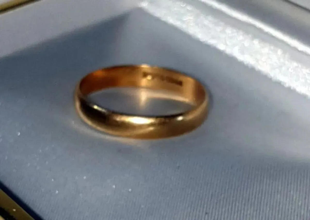 Pristine Vintage Unisex 18ct Gold Wedding Band - Image 1