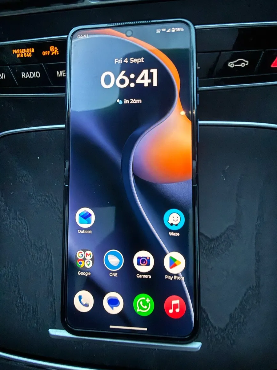 Motorola Razr 60 Like new - Image 3
