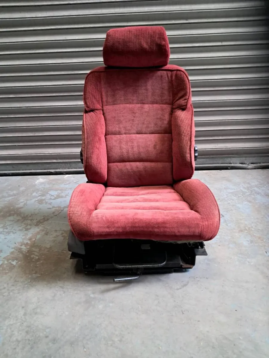 Swivel Seats - Image 3