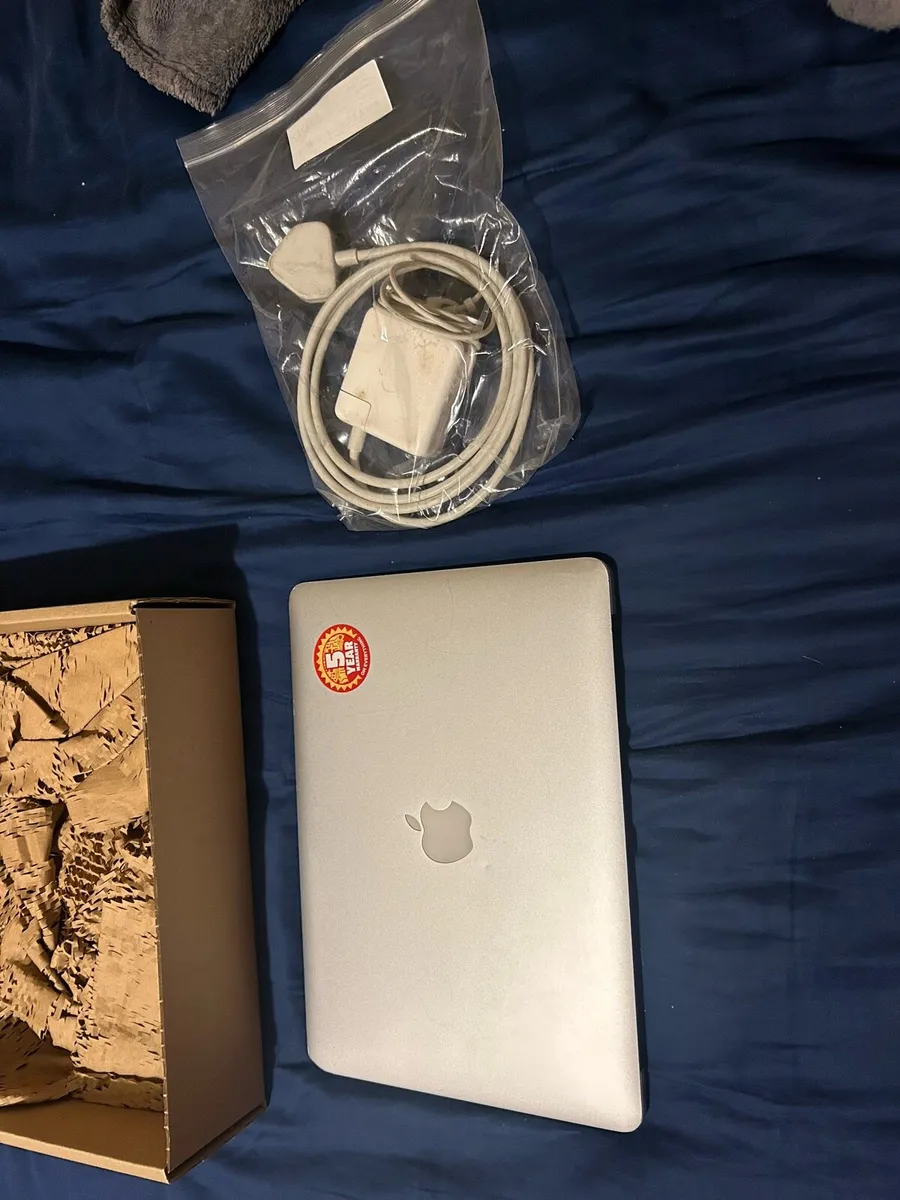 Apple McBook Air 13” Core i7, 8GB RAM, 128 GB - Image 2