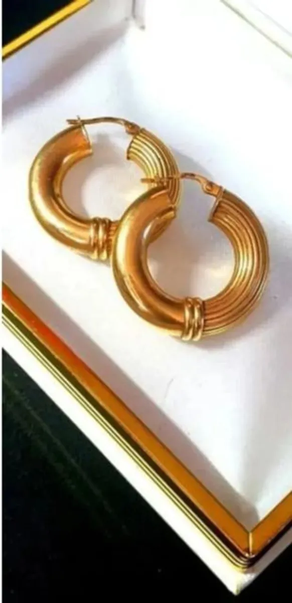 Vintage 9ct Gold Hallmarked Chunky Earrings - Image 3