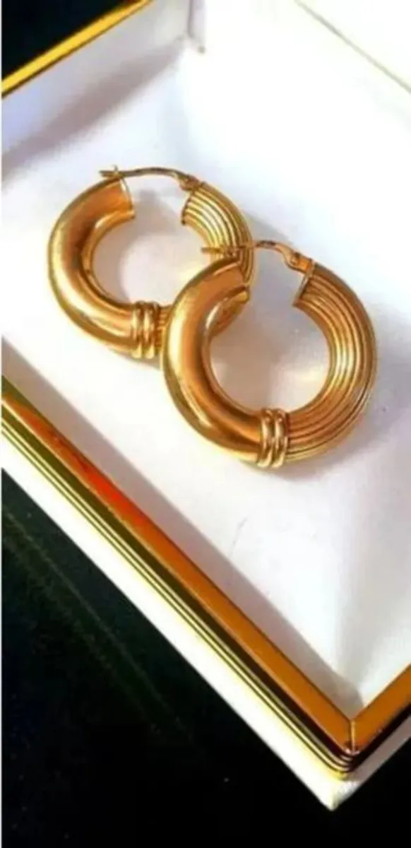 Vintage 9ct Gold Hallmarked Chunky Earrings - Image 4