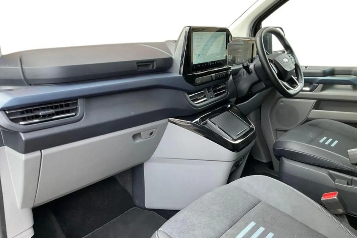 Ford Tourneo Custom 2.0 320 EcoBlue Active Minibus - Image 3