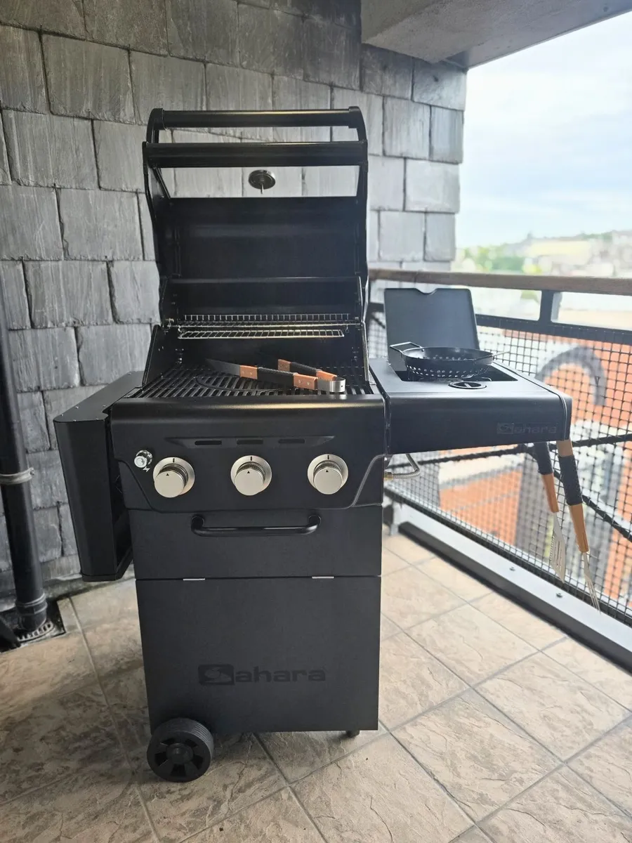 Sahara X350 3-Burner Gas Barbecue + BBQ Accessorie - Image 1