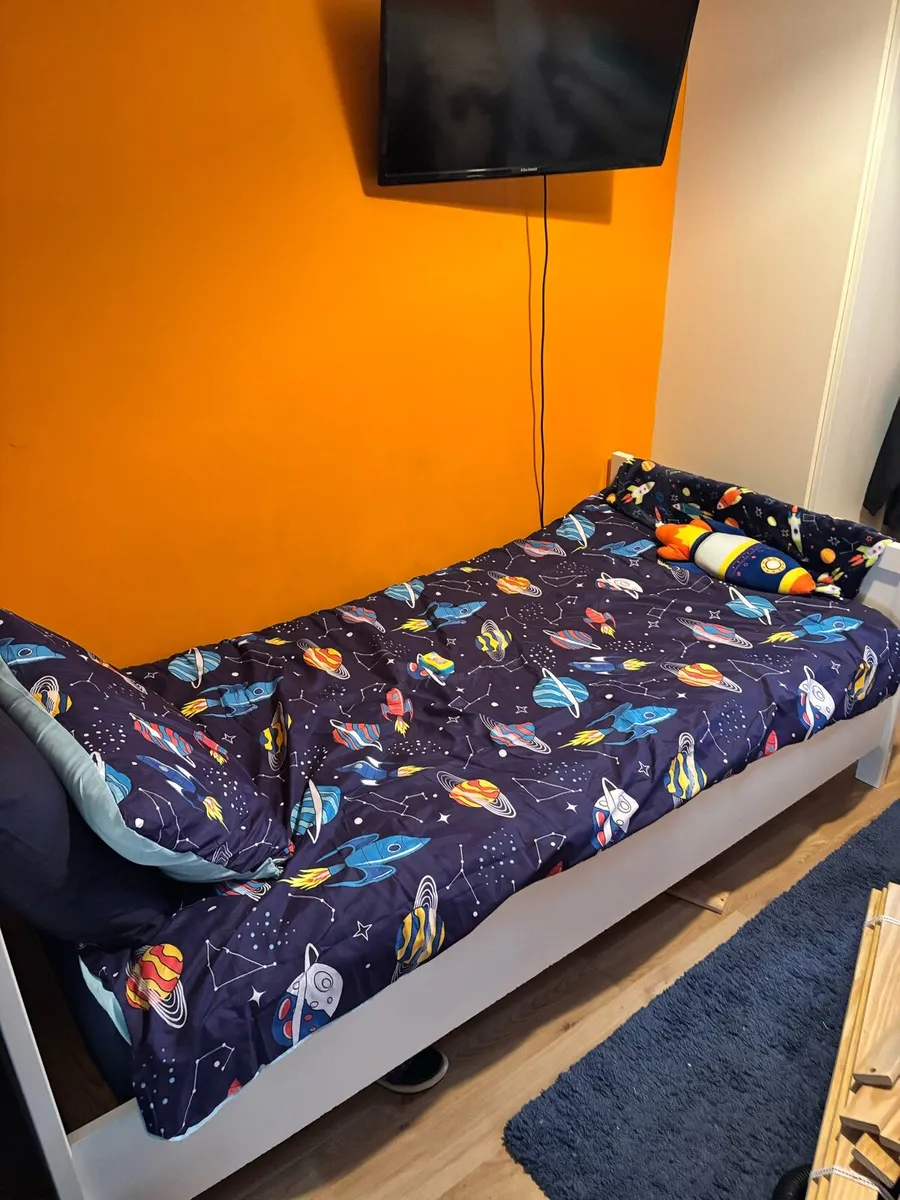 Bed - Image 1