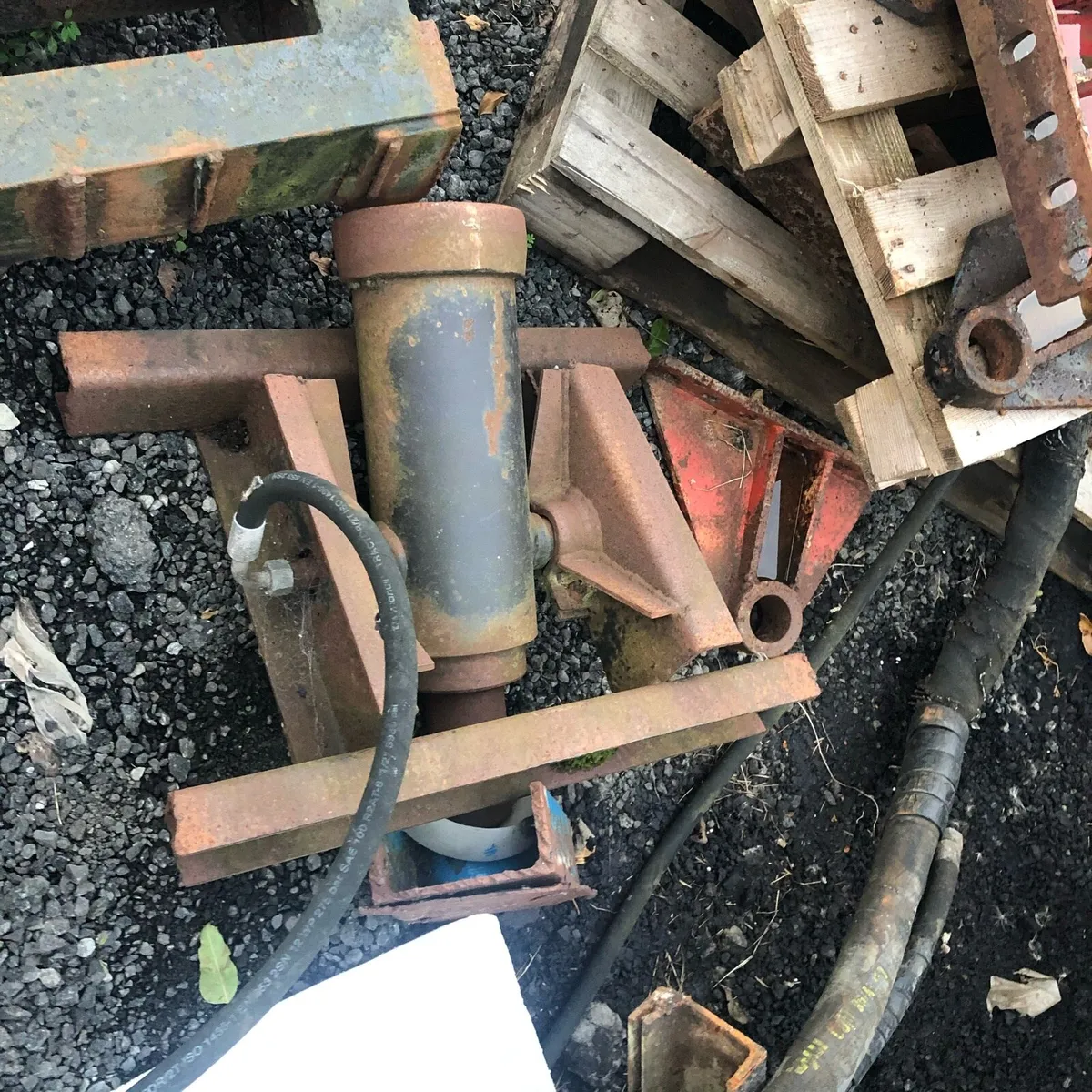 Hydraulic tipper / grab rams - Image 3