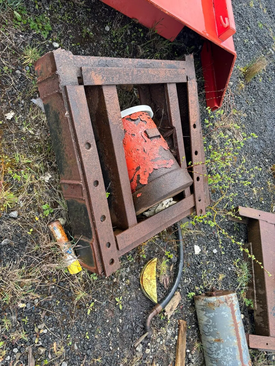 Hydraulic tipper / grab rams - Image 4