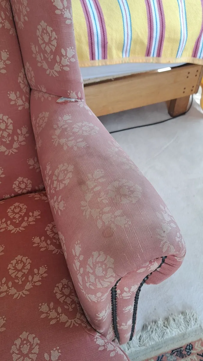 Winged back chair - Image 4