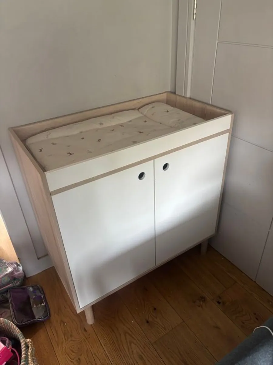 Changing table- mamas and papas - Image 3