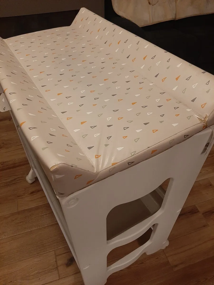 Baby changing station with integrated bath - Image 2