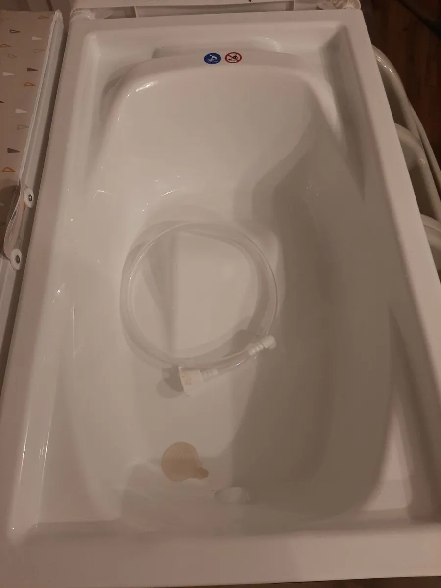 Baby changing station with integrated bath - Image 3