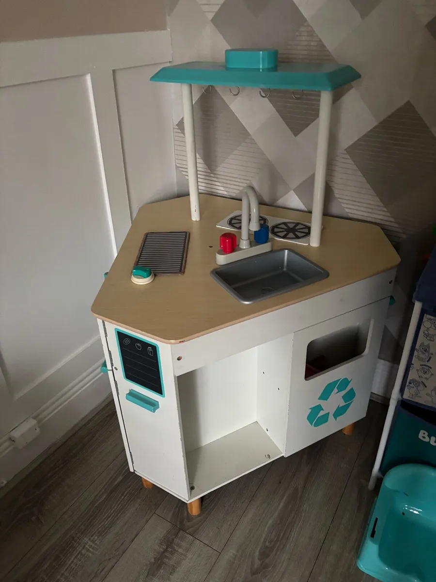 Child’s wooden kitchen need gone asap - Image 3