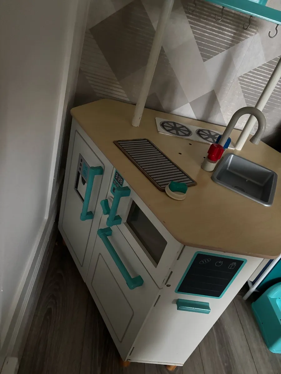 Child’s wooden kitchen need gone asap - Image 1