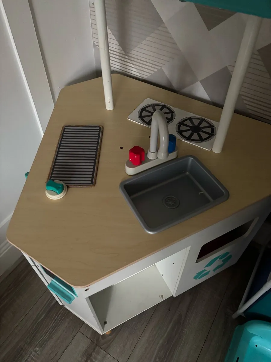 Child’s wooden kitchen need gone asap - Image 2