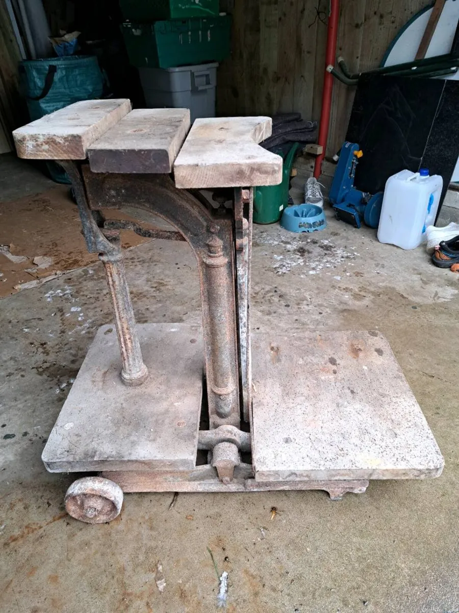 Antique weighing scales - Image 1
