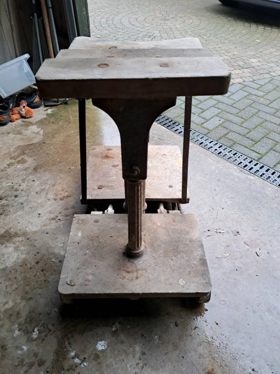 Antique weighing scales - Image 2